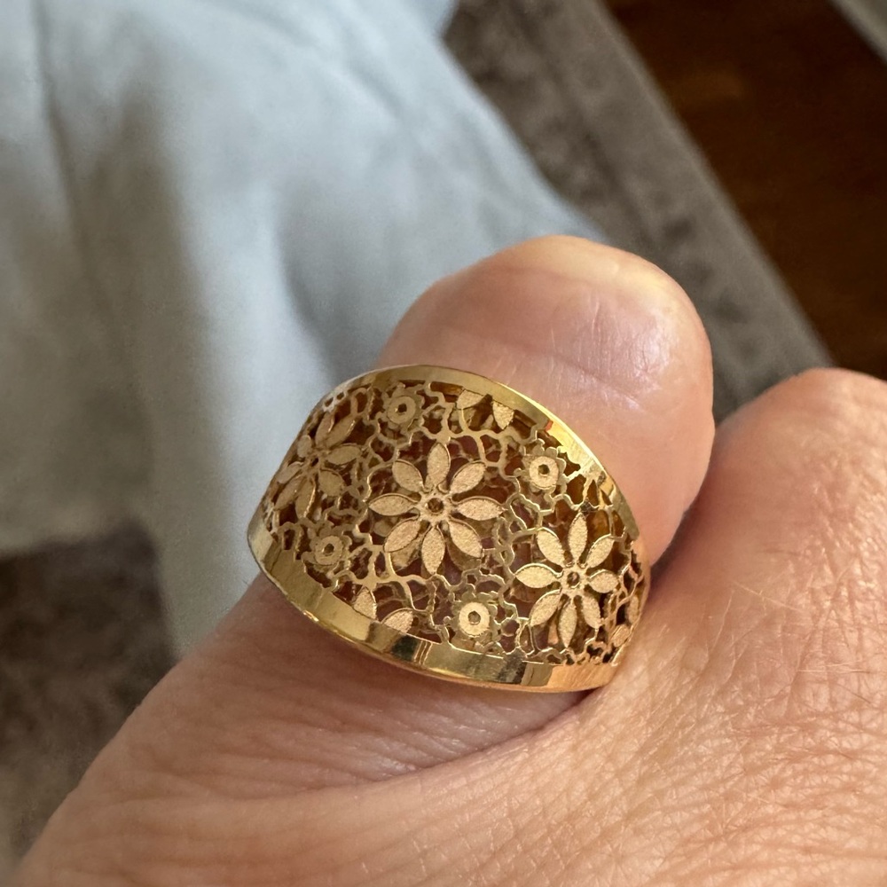 14k Yellow Gold Flower Ricami Signet Ring size 5